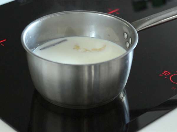 Kruvasan ile elmalı ve karamelli puding - Hazırlık adım 1