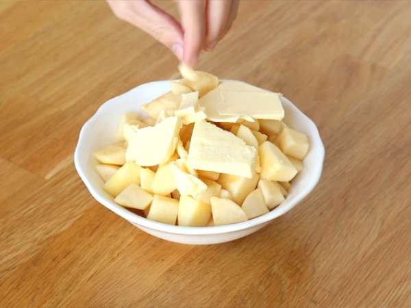 Kruvasan ile elmalı ve karamelli puding - Hazırlık adım 2