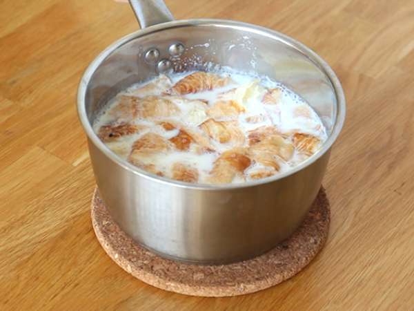 Kruvasan ile elmalı ve karamelli puding - Hazırlık adım 4