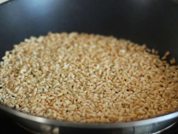 Çikolatalı pirinç gevrekleri. Hindistan cevizi pops - Hazırlık adım 1