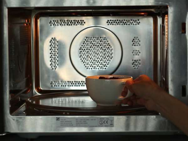 Çikolata ve fıstık ezmeli kupa keki mikrodalgada 1 dakikada. - Hazırlık adım 3