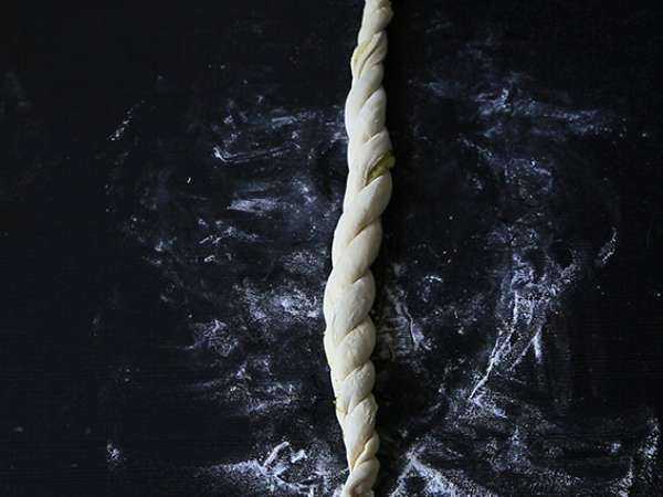 Yeşil pestolu örgülü ekmek ruloları - Hazırlık adım 5