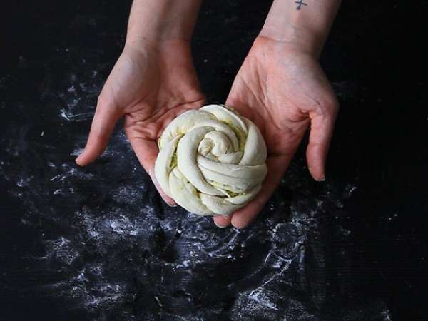 Yeşil pestolu örgülü ekmek ruloları - Hazırlık adım 6