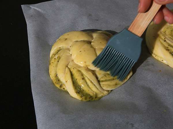 Yeşil pestolu örgülü ekmek ruloları - Hazırlık adım 7