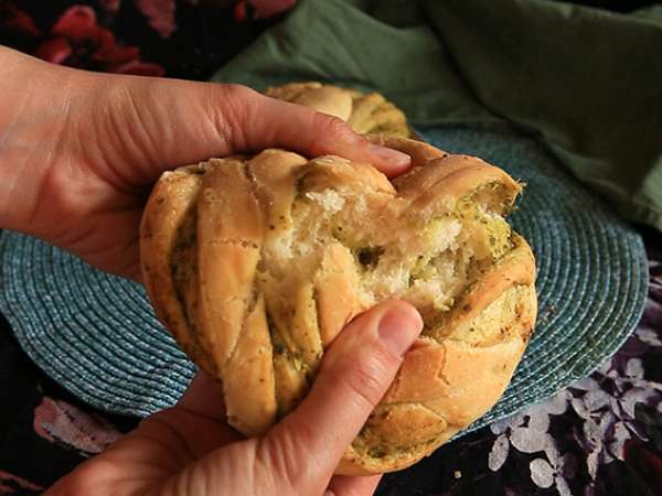 Yeşil pestolu örgülü ekmek ruloları - Hazırlık adım 8