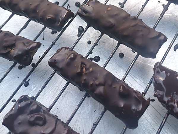 Vegan ve glütensiz ev yapımı Snickers barlar - Hazırlık adım 9