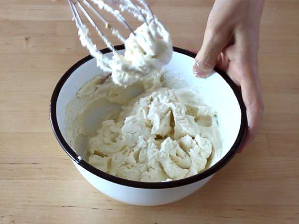 Cheesecake dolgulu havuçlu pandispanya - Hazırlık adım 1