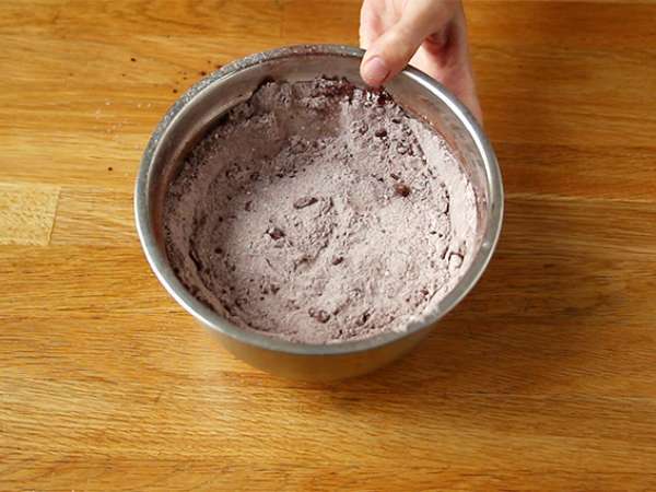 Mayonezli ve çikolatalı pandispanya - Hazırlık adım 1