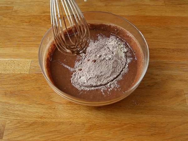 Mayonezli ve çikolatalı pandispanya - Hazırlık adım 3