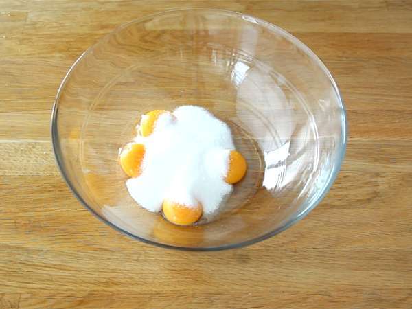 Çilekli ve mascarpone kremalı katmanlı pasta - Hazırlık adım 1