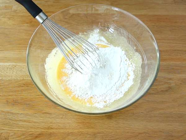 Çilekli ve mascarpone kremalı katmanlı pasta - Hazırlık adım 2