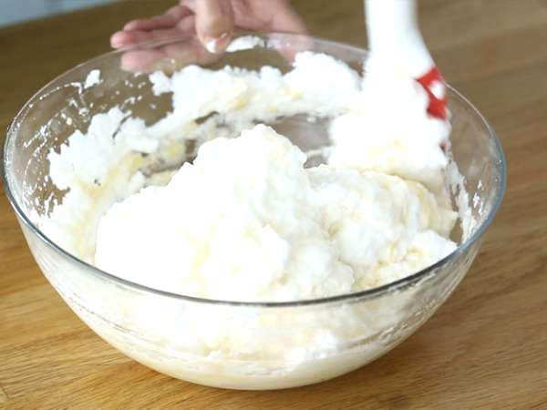 Çilekli ve mascarpone kremalı katmanlı pasta - Hazırlık adım 3