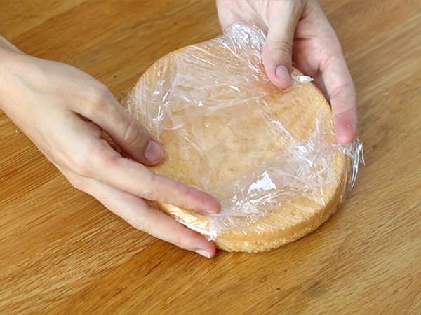 Çilekli ve mascarpone kremalı katmanlı pasta - Hazırlık adım 5