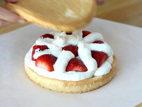 Çilekli ve mascarpone kremalı katmanlı pasta - Hazırlık adım 8