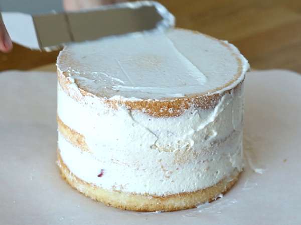 Çilekli ve mascarpone kremalı katmanlı pasta - Hazırlık adım 9