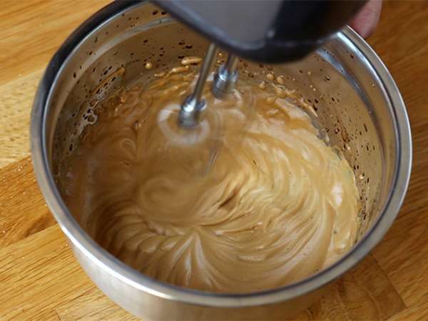 Dalgona kahve köpüğü - Hazırlık adım 1