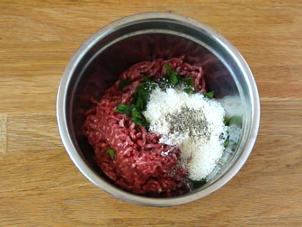 Dana etli ve parmesanlı köfte - Hazırlık adım 1