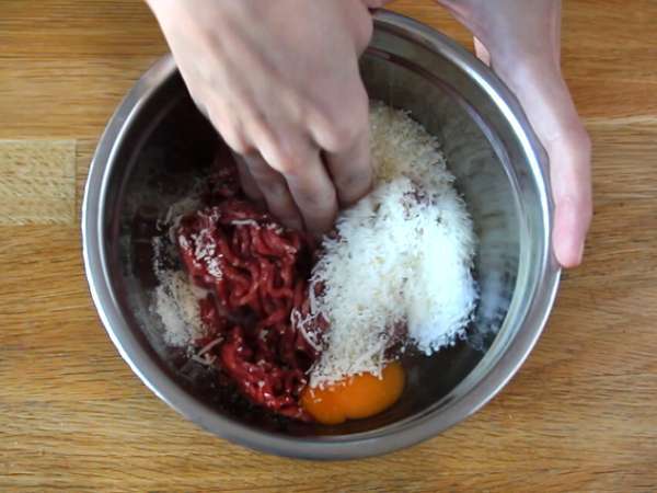 Mozzarella peyniri ile doldurulmuş dana köfte - Hazırlık adım 2