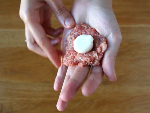 Mozzarella peyniri ile doldurulmuş dana köfte - Hazırlık adım 3