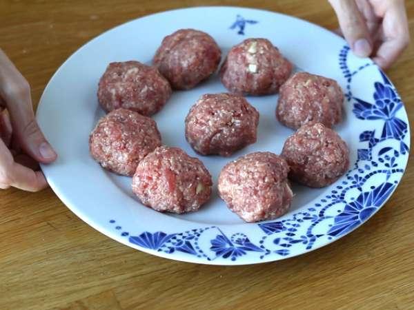 Mozzarella peyniri ile doldurulmuş dana köfte - Hazırlık adım 4