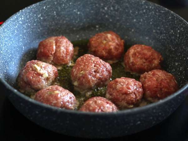 Mozzarella peyniri ile doldurulmuş dana köfte - Hazırlık adım 5