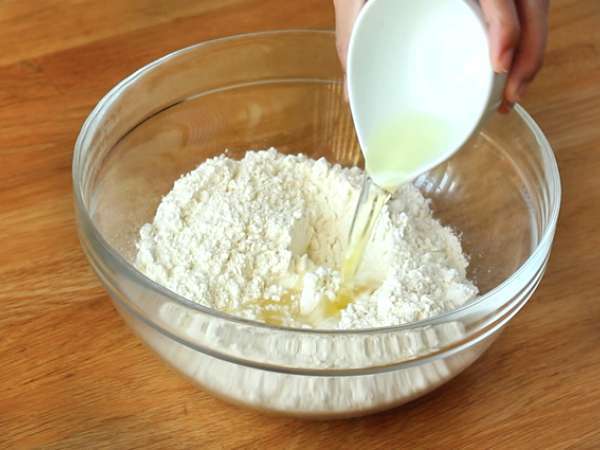 Ev yapımı hamur ile ton balıklı börek - Hazırlık adım 1