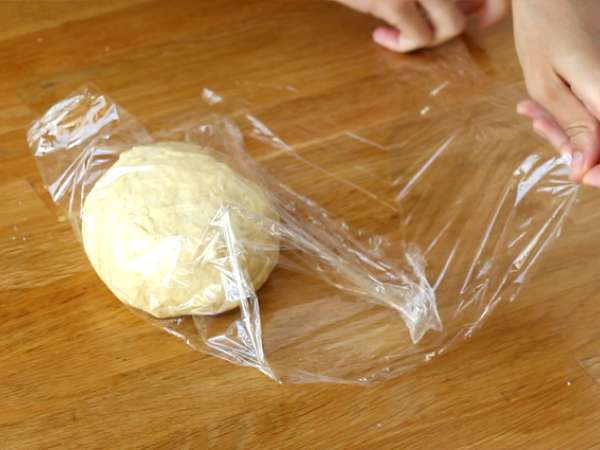 Ev yapımı hamur ile ton balıklı börek - Hazırlık adım 3