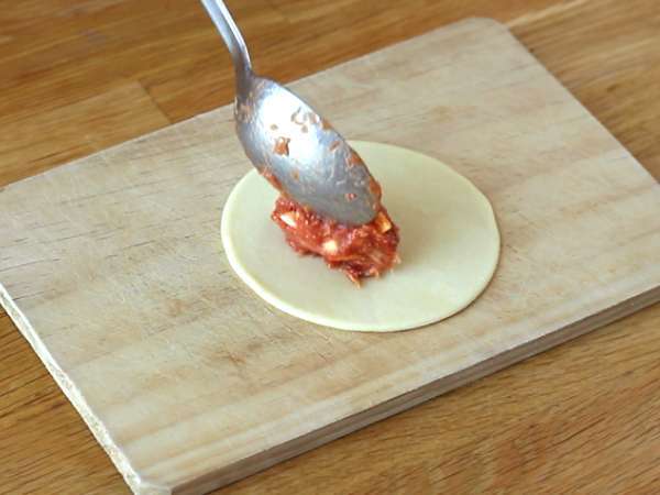 Ev yapımı hamur ile ton balıklı börek - Hazırlık adım 7