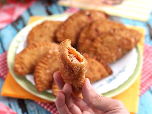 Ev yapımı hamur ile ton balıklı börek - Hazırlık adım 10