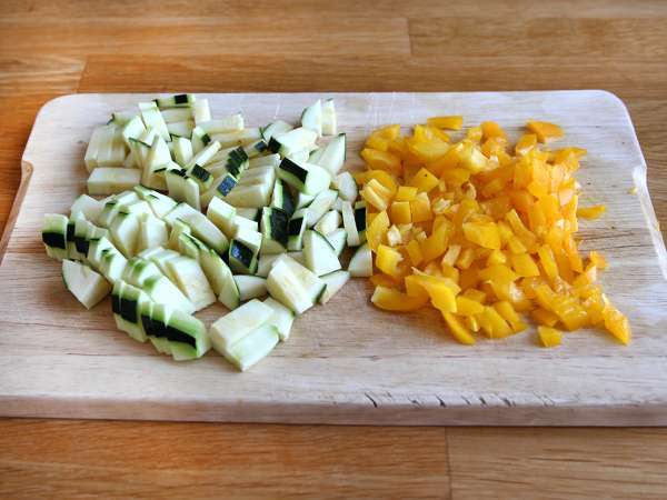 Biberli ve kabaklı omlet - Hazırlık adım 1