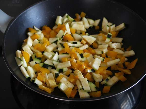 Biberli ve kabaklı omlet - Hazırlık adım 2