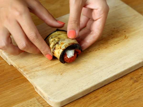 Patlıcanlı parmigiana ruloları - Hazırlık adım 3