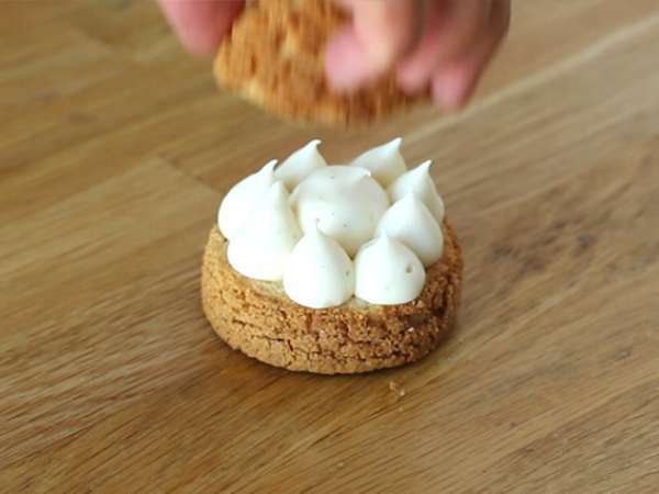 Vanilyalı kremalı kraker pufları - Hazırlık adım 17