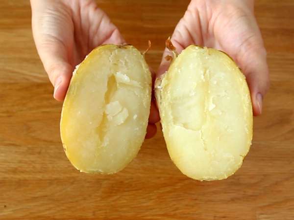 Pastırma ve peynirle doldurulmuş fırında patates - Hazırlık adım 1