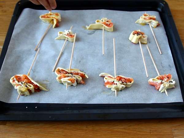 İki çeşit somon balığı ile milföy köknar ağaçları - Hazırlık adım 5