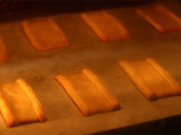 Karamelli ve sütlü çikolatalı twix bisküvileri - Hazırlık adım 6