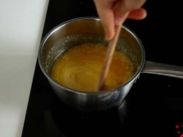 Karamelli ve sütlü çikolatalı twix bisküvileri - Hazırlık adım 8