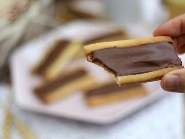 Karamelli ve sütlü çikolatalı twix bisküvileri - Hazırlık adım 10