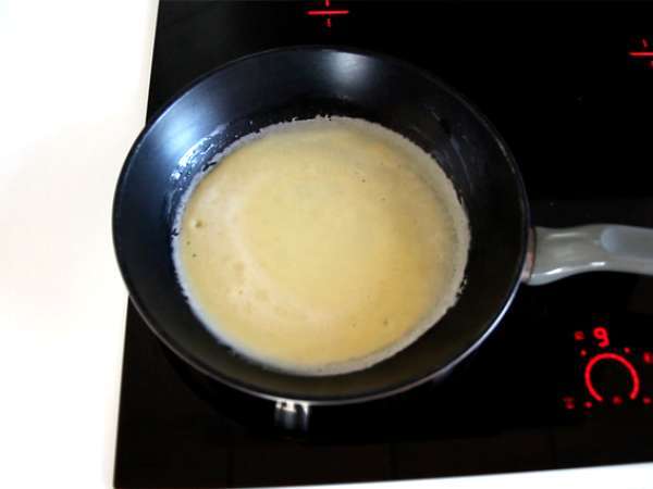 Beşamel sos, peynir ve jambon ile doldurulmuş krep - Hazırlık adım 3