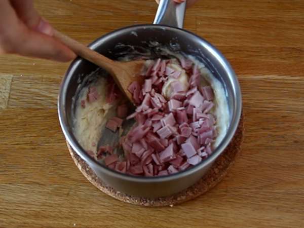 Beşamel sos, peynir ve jambon ile doldurulmuş krep - Hazırlık adım 8