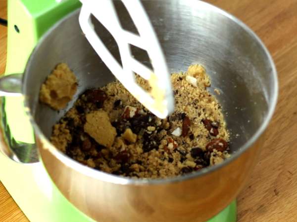 Çikolatalı, fıstıklı ve bademli kurabiye - Hazırlık adım 2