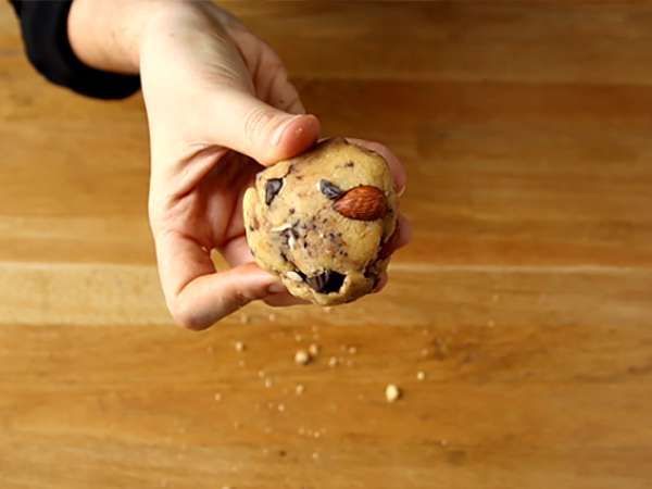 Çikolatalı, fıstıklı ve bademli kurabiye - Hazırlık adım 3