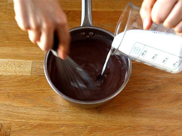 Çikolatalı tatlı kreması ve M&M'lerle doldurulmuş Paskalya yumurtaları - Hazırlık adım 1