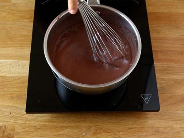 Çikolatalı tatlı kreması ve M&M'lerle doldurulmuş Paskalya yumurtaları - Hazırlık adım 2