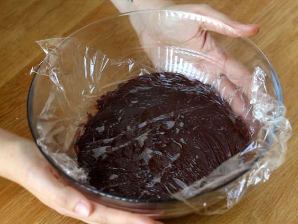 Çikolatalı tatlı kreması ve M&M'lerle doldurulmuş Paskalya yumurtaları - Hazırlık adım 3