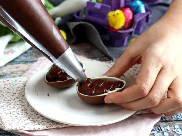Çikolatalı tatlı kreması ve M&M'lerle doldurulmuş Paskalya yumurtaları - Hazırlık adım 4