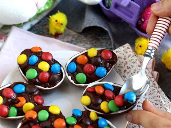 Çikolatalı tatlı kreması ve M&M'lerle doldurulmuş Paskalya yumurtaları - Hazırlık adım 5