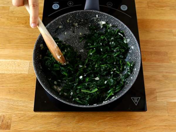 Ispanak, ricotta ve yumurtalı börek - İtalyan Torta Pasqualina - Hazırlık adım 3