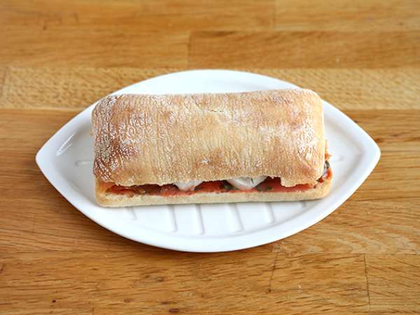 Somon, mozzarella ve dereotlu panini - Hazırlık adım 4