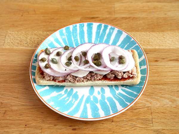 Ton balıklı, domatesli ve kaparili panini - Hazırlık adım 3